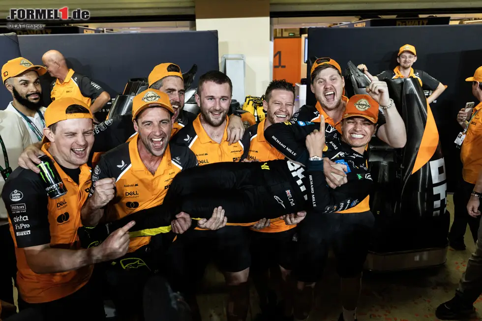 Foto zur News: Die McLaren-Mechaniker lassen ihren neuen Weltmeister hochleben und ...