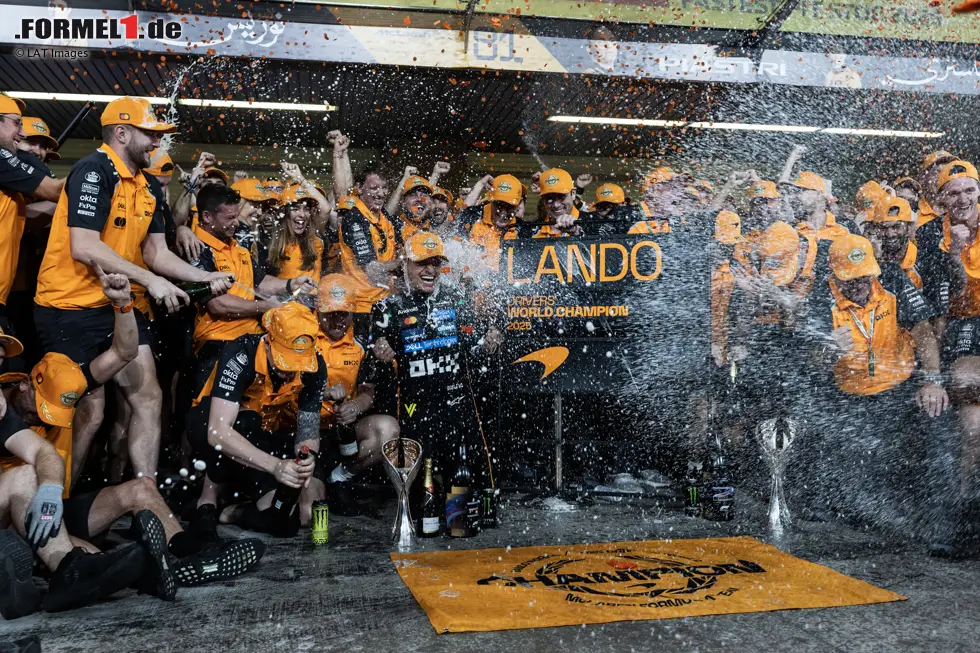 Foto zur News: ... das ebenso traditionell mit einer (weiteren) Champagner-Dusche endet.