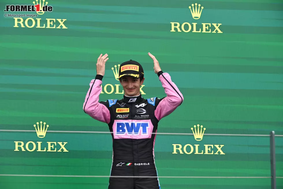Alpine kann aus dem Vollen schöpfen: Formel-3-Vizemeister Gabriele Mini kam gleich in seinem ersten Formel-2-Rennen auf das Podium und tritt dort 2025 mit Prema für ein vermeintlich starkes Team an. Der Inder Kush Maini fährt ebenfalls in der Serie und geht mit DAMS in sein drittes Formel-2-Jahr - einen Sieg hat er bislang geholt. Foto zur News: Alpine kann aus dem Vollen schöpfen: Formel-3-Vizemeister Gabriele Mini kam gleich in seinem ersten Formel-2-Rennen auf das Podium und tritt dort 2025 mit Prema für ein vermeintlich starkes Team an. Der Inder Kush Maini fährt ebenfalls in der Serie und geht mit DAMS in sein drittes Formel-2-Jahr - einen Sieg hat er bislang geholt.