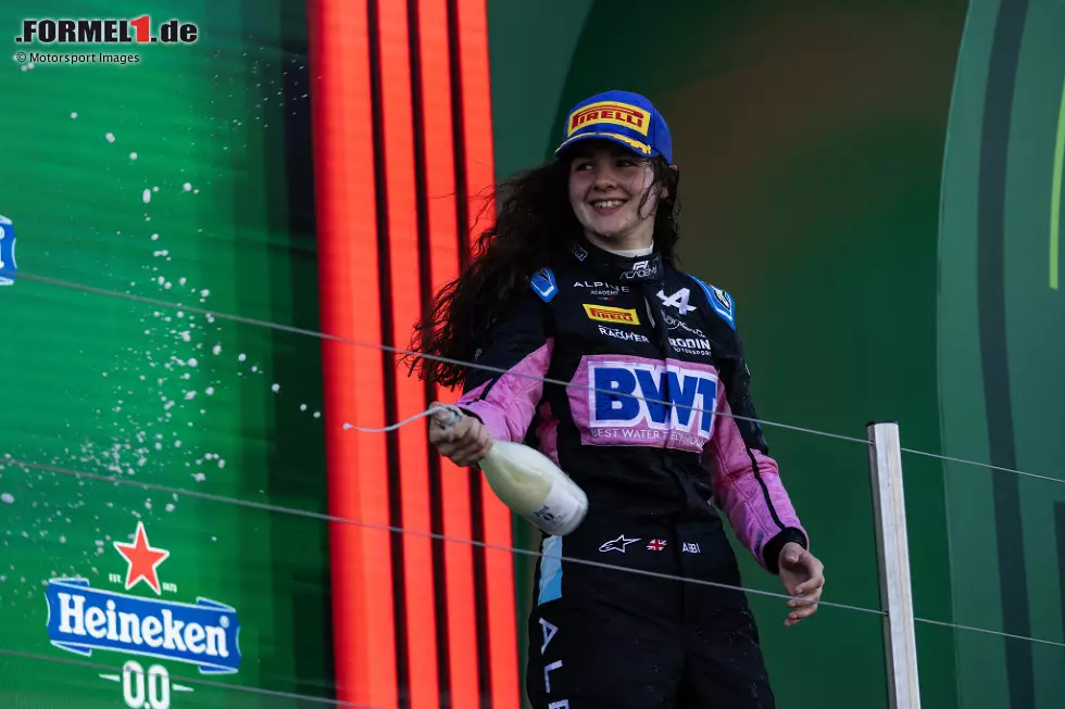 Nicht unerwähnt bleiben soll Abbi Pulling. Äußerst souverän gewann die Britin die zweite Saison der für Frauen reservierten F1-Academy. Von der Formel 1 ist sie aber noch weit weg, denn der Aufstieg führt sie 2025 in die GB3, die unterhalb der Formel 3 anzusiedeln ist. Foto zur News: Nicht unerwähnt bleiben soll Abbi Pulling. Äußerst souverän gewann die Britin die zweite Saison der für Frauen reservierten F1-Academy. Von der Formel 1 ist sie aber noch weit weg, denn der Aufstieg führt sie 2025 in die GB3, die unterhalb der Formel 3 anzusiedeln ist.