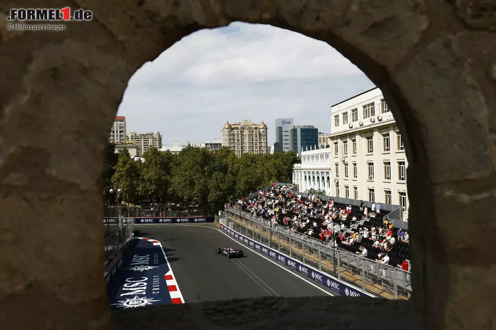 17. Baku, Aserbaidschan (27. September 2026) - Wieder spät ist die Formel 1 in der Hauptstadt von Aserbaidschan zu Gast, wo die Fahrer ein abwechslungsreicher Kurs erwartet: Es geht vorbei an Engstellen rund um die historische Altstadt und dann auf eine 2,2 Kilometer lange Highspeed-Gerade. Foto zur News: 17. Baku, Aserbaidschan (27. September 2026) - Wieder spät ist die Formel 1 in der Hauptstadt von Aserbaidschan zu Gast, wo die Fahrer ein abwechslungsreicher Kurs erwartet: Es geht vorbei an Engstellen rund um die historische Altstadt und dann auf eine 2,2 Kilometer lange Highspeed-Gerade.