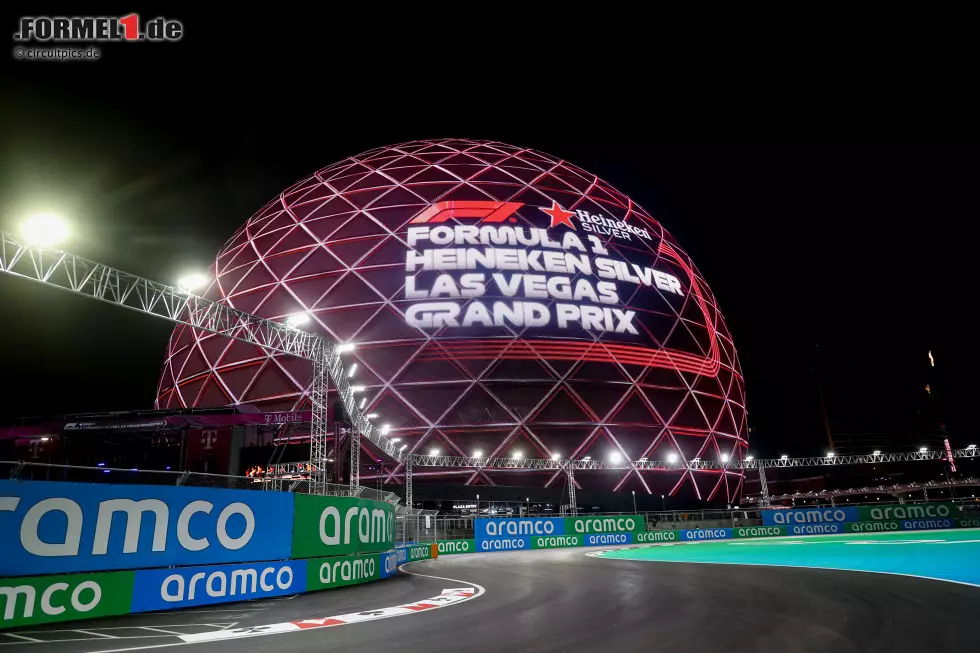 22. Las Vegas, USA (21. November 2026) - Das 2023 brandneu eingeführte Rennen führt die Formel 1 ins Glitzerparadies von Las Vegas, wo ein Highspeed-Stadtkurs befahren wird. Achtung: Offiziell findet das Rennen schon am Samstag statt, aufgrund der Zeitverschiebung ist das in Deutschland aber Sonntag zum Frühstück. Foto zur News: 22. Las Vegas, USA (21. November 2026) - Das 2023 brandneu eingeführte Rennen führt die Formel 1 ins Glitzerparadies von Las Vegas, wo ein Highspeed-Stadtkurs befahren wird. Achtung: Offiziell findet das Rennen schon am Samstag statt, aufgrund der Zeitverschiebung ist das in Deutschland aber Sonntag zum Frühstück.