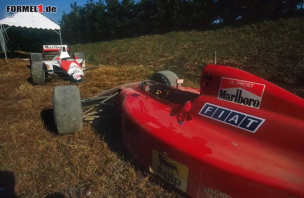 Suzuka 1990: Die Ereignisse wiederholen sich, aber dieses Mal macht Ayrton Senna im McLaren kurzen Prozess mit Alain Prost im Ferrari und fährt seinem Gegner in der ersten Kurve ins Auto. Beide fliegen ab und fallen aus, deshalb wird Senna Weltmeister. Foto zur News: Suzuka 1990: Die Ereignisse wiederholen sich, aber dieses Mal macht Ayrton Senna im McLaren kurzen Prozess mit Alain Prost im Ferrari und fährt seinem Gegner in der ersten Kurve ins Auto. Beide fliegen ab und fallen aus, deshalb wird Senna Weltmeister.
