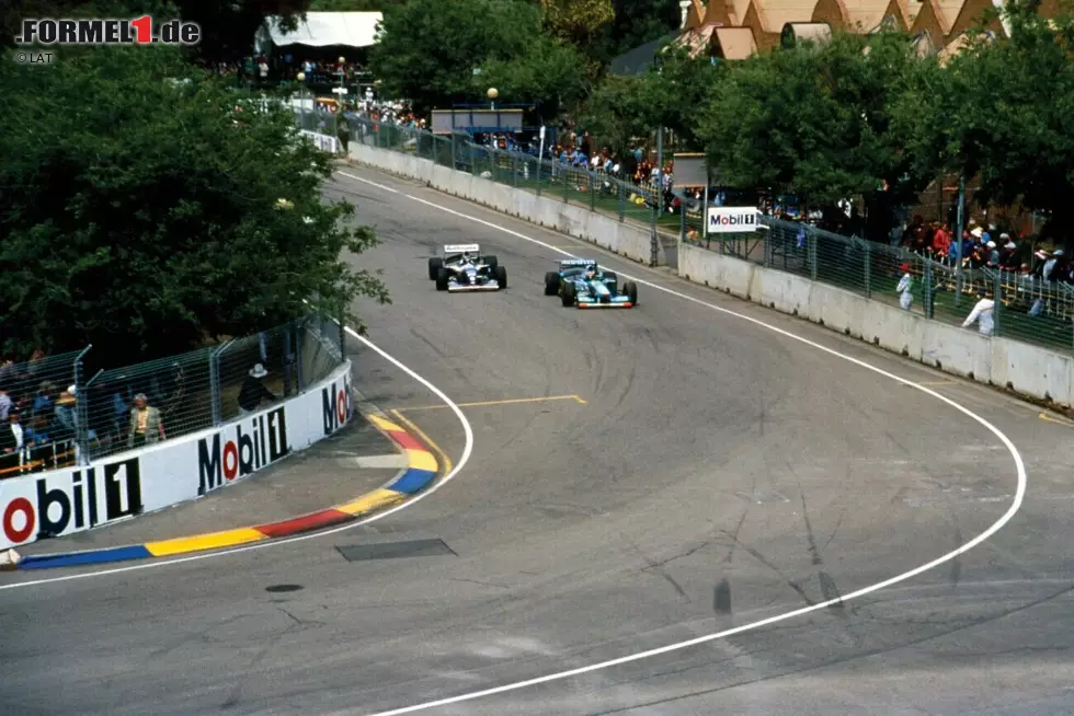 Foto zur News: Adelaide 1994: Michael Schumacher im Benetton rutscht in Führung liegend von der Strecke und beschädigt sein Auto. Da sieht Damon Hill im Williams seine Chance und attackiert. Schumacher aber verteidigt - es kracht. Weil letztlich beide WM-Rivalen ausfallen, gewinnt Schumacher seinen ersten Titel.