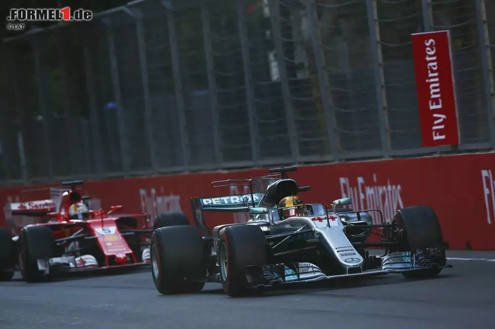 Baku 2017: Sebastian Vettel im Ferrari liegt in einer Safety-Car-Phase direkt hinter Lewis Hamilton im Mercedes und wittert einen "Bremstest". Deshalb zieht Vettel neben Hamilton und rammt ihn als "Revanche". Das wird natürlich von den Sportkommissaren bestraft. Foto zur News: Baku 2017: Sebastian Vettel im Ferrari liegt in einer Safety-Car-Phase direkt hinter Lewis Hamilton im Mercedes und wittert einen "Bremstest". Deshalb zieht Vettel neben Hamilton und rammt ihn als "Revanche". Das wird natürlich von den Sportkommissaren bestraft.