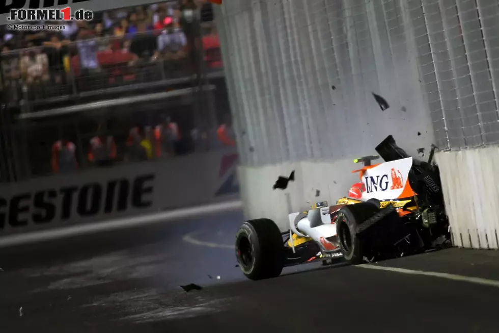 Singapur 2008: Auf Anweisung des Renault-Teams verunfallt Nelson Piquet jun. beim ersten Formel-1-Nachtrennen. Sein Teamkollege Fernando Alonso profitiert plangemäß und gewinnt. Die Sache fliegt ein Jahr später auf: Unter anderem Teamchef Flavio Briatore wird gesperrt, die Strafe kurz darauf aufgehoben. Foto zur News: Singapur 2008: Auf Anweisung des Renault-Teams verunfallt Nelson Piquet jun. beim ersten Formel-1-Nachtrennen. Sein Teamkollege Fernando Alonso profitiert plangemäß und gewinnt. Die Sache fliegt ein Jahr später auf: Unter anderem Teamchef Flavio Briatore wird gesperrt, die Strafe kurz darauf aufgehoben.