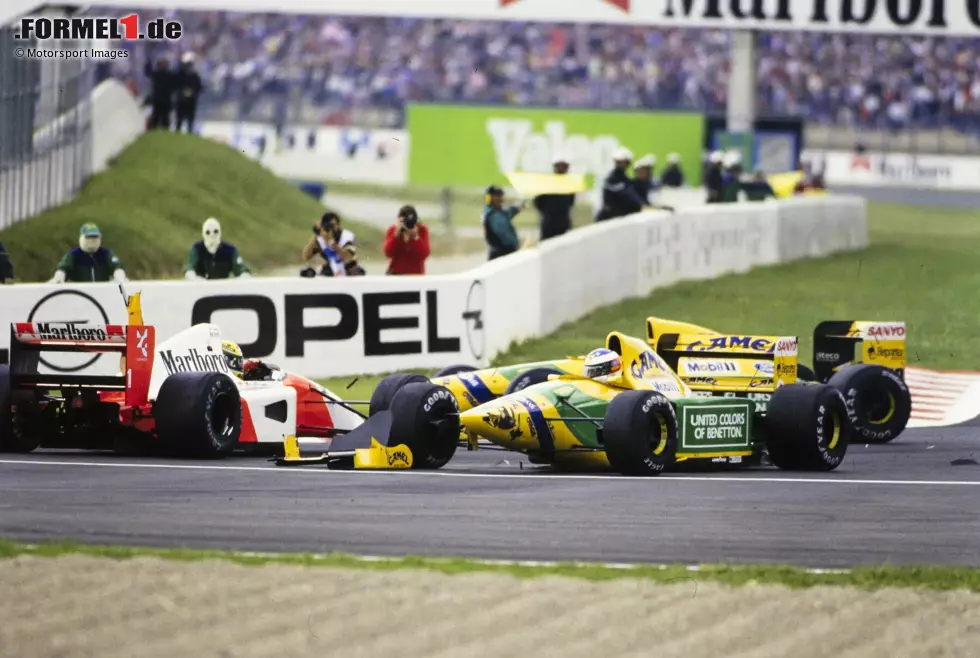 Foto zur News: Magny-Cours 1992: In der ersten Rennrunde kollidiert Michael Schumacher im Benetton mit Ayrton Senna im McLaren - aber nur Senna fällt aus. Dafür setzt es eine Standpauke von Senna noch vor dem Restart.
