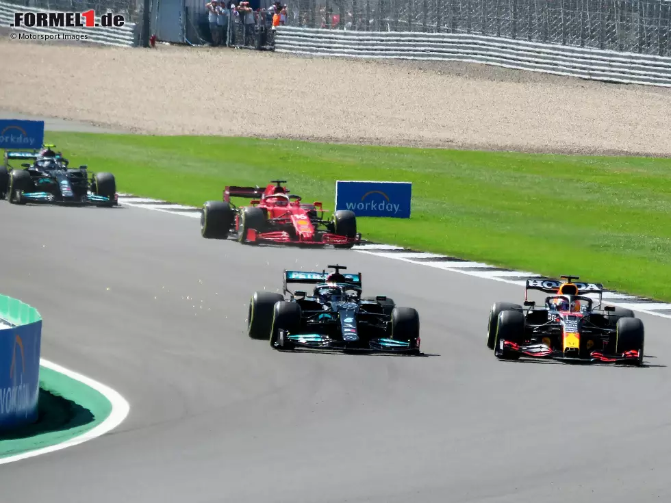 Silverstone 2021: Im Positionskampf zwischen Lewis Hamilton im Mercedes (links) und Max Verstappen im Red Bull kommt es zur Kollision, bei der Verstappen abfliegt und schwer verunfallt. Sein Auto ... Foto zur News: Silverstone 2021: Im Positionskampf zwischen Lewis Hamilton im Mercedes (links) und Max Verstappen im Red Bull kommt es zur Kollision, bei der Verstappen abfliegt und schwer verunfallt. Sein Auto ...
