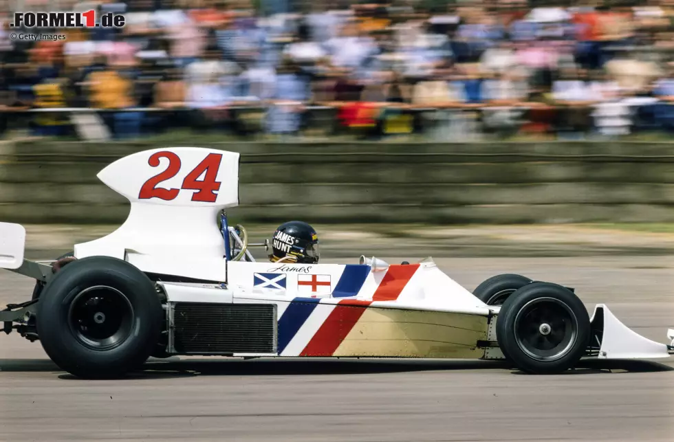 Monaco 1975: Im Positionskampf berühren sich James Hunt im Hesketh und Patrick Depailler im Tyrrell, woraufhin Hunt abfliegt und ausfällt. Sportwarte wollen ihn von der Unfallstelle weghaben, doch Hunt bleibt stur und schwingt die Faust in Richtung Depailler - ehe er sich in eine Bar verzieht. Foto zur News: Monaco 1975: Im Positionskampf berühren sich James Hunt im Hesketh und Patrick Depailler im Tyrrell, woraufhin Hunt abfliegt und ausfällt. Sportwarte wollen ihn von der Unfallstelle weghaben, doch Hunt bleibt stur und schwingt die Faust in Richtung Depailler - ehe er sich in eine Bar verzieht.