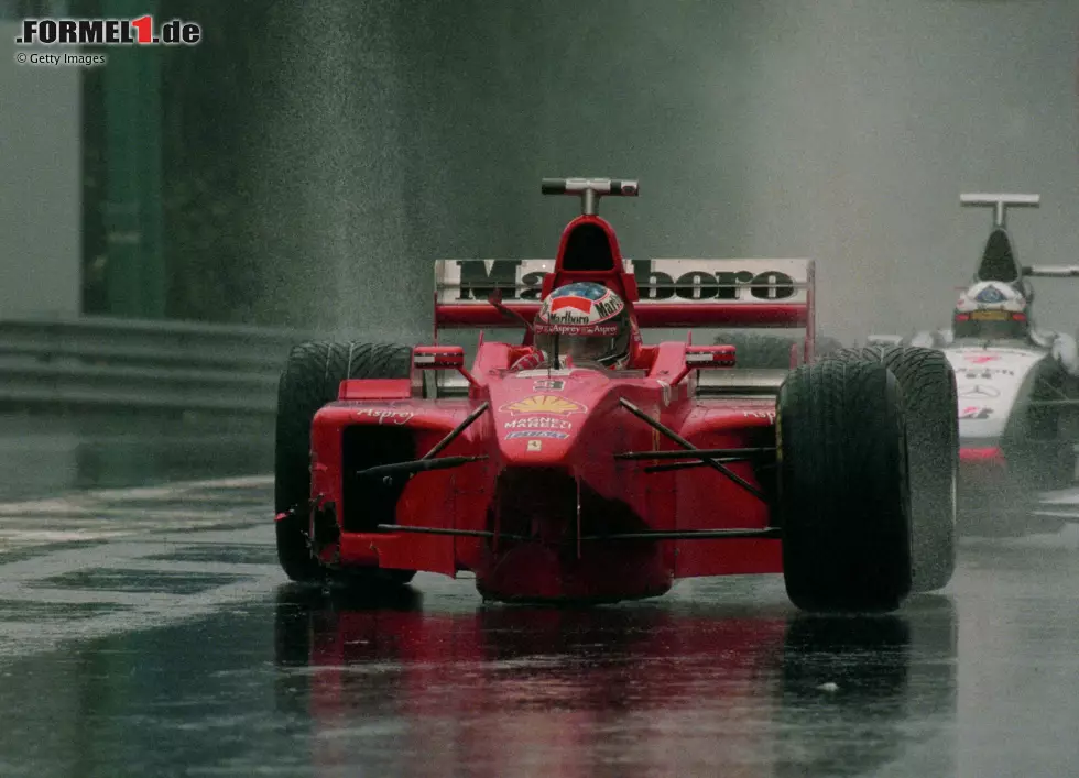 Spa-Francorchamps 1998: Im Regen "stolpert" Michael Schumacher im Ferrari über den langsam fahrenden David Coulthard im McLaren und fährt sich den Frontflügel und das rechte Vorderrad ab. Anschließend konfrontiert Schumacher Coulthard in der McLaren-Box. Foto zur News: Spa-Francorchamps 1998: Im Regen "stolpert" Michael Schumacher im Ferrari über den langsam fahrenden David Coulthard im McLaren und fährt sich den Frontflügel und das rechte Vorderrad ab. Anschließend konfrontiert Schumacher Coulthard in der McLaren-Box.