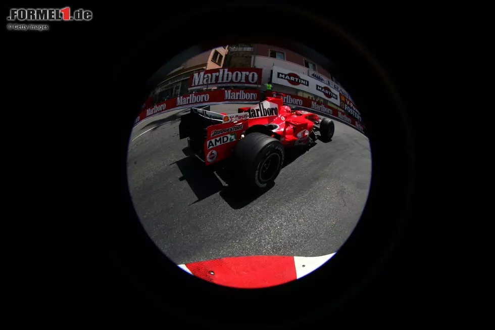 Monaco 2006: Michael Schumacher im Ferrari versucht eine Qualifying-Bestzeit von Fernando Alonso im Renault zu verhindern, indem er sein Auto in der "Rascasse"-Kehre "parkt". Doch die Sache fliegt auf und Schumacher wird bestraft. Foto zur News: Monaco 2006: Michael Schumacher im Ferrari versucht eine Qualifying-Bestzeit von Fernando Alonso im Renault zu verhindern, indem er sein Auto in der "Rascasse"-Kehre "parkt". Doch die Sache fliegt auf und Schumacher wird bestraft.