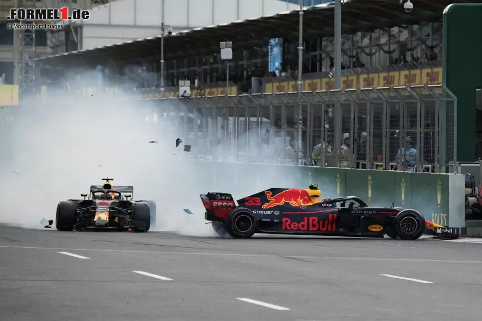 Baku 2018: Das Teamduell zwischen Max Verstappen und Daniel Ricciardo eskaliert im Kampf um Position vier. Auf der langen Zielgeraden kracht Ricciardo beim Überholversuch Verstappen ins Heck und beide Red-Bull-Fahrer scheiden aus. Die Sportkommissare meinen: Der Unfall geht auf das aggressive Verteidigen von Verstappen zurück. Foto zur News: Baku 2018: Das Teamduell zwischen Max Verstappen und Daniel Ricciardo eskaliert im Kampf um Position vier. Auf der langen Zielgeraden kracht Ricciardo beim Überholversuch Verstappen ins Heck und beide Red-Bull-Fahrer scheiden aus. Die Sportkommissare meinen: Der Unfall geht auf das aggressive Verteidigen von Verstappen zurück.