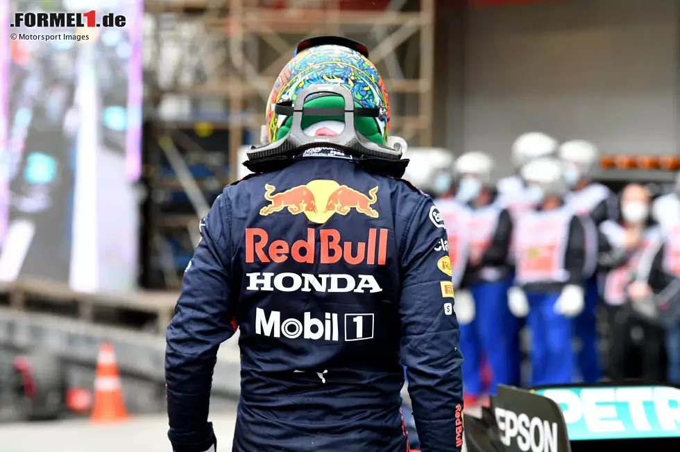 Sao Paulo 2021: Max Verstappen berührt im Parc ferme den Heckflügel am Mercedes von Lewis Hamilton. Die Sportkommissare ahnden diesen Regelverstoß mit einer Geldstrafe in Höhe von 50.000 Euro. Am gleichen Wochenende ... Foto zur News: Sao Paulo 2021: Max Verstappen berührt im Parc ferme den Heckflügel am Mercedes von Lewis Hamilton. Die Sportkommissare ahnden diesen Regelverstoß mit einer Geldstrafe in Höhe von 50.000 Euro. Am gleichen Wochenende ...
