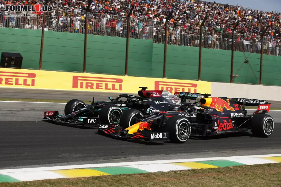 ... liefert sich Verstappen ein beinhartes Duell mit Lewis Hamilton um den Sieg und wehrt sich mit allem, was er hat, gegen das Überholmanöver - das am Ende trotzdem passiert. Mercedes fordert eine Strafe, aber die Sportkommissare lassen Verstappen davonkommen. Foto zur News: ... liefert sich Verstappen ein beinhartes Duell mit Lewis Hamilton um den Sieg und wehrt sich mit allem, was er hat, gegen das Überholmanöver - das am Ende trotzdem passiert. Mercedes fordert eine Strafe, aber die Sportkommissare lassen Verstappen davonkommen.