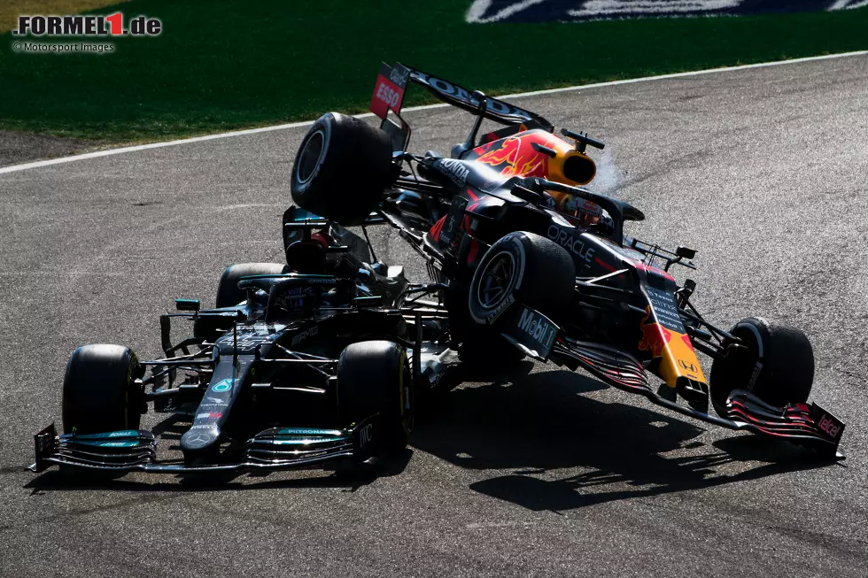 Monza 2021: Max Verstappen sucht im WM-Kampf mit Lewis Hamilton die Entscheidung. Als Mercedes-Fahrer Hamilton aus der Box kommt, will er ihn außenrum in Kurve 1 überholen. Dort kollidieren die beiden und Verstappen landet auf Hamiltons Auto. Für beide ist das Rennen vorbei - und Verstappen erhält eine Startplatzstrafe. Foto zur News: Monza 2021: Max Verstappen sucht im WM-Kampf mit Lewis Hamilton die Entscheidung. Als Mercedes-Fahrer Hamilton aus der Box kommt, will er ihn außenrum in Kurve 1 überholen. Dort kollidieren die beiden und Verstappen landet auf Hamiltons Auto. Für beide ist das Rennen vorbei - und Verstappen erhält eine Startplatzstrafe.