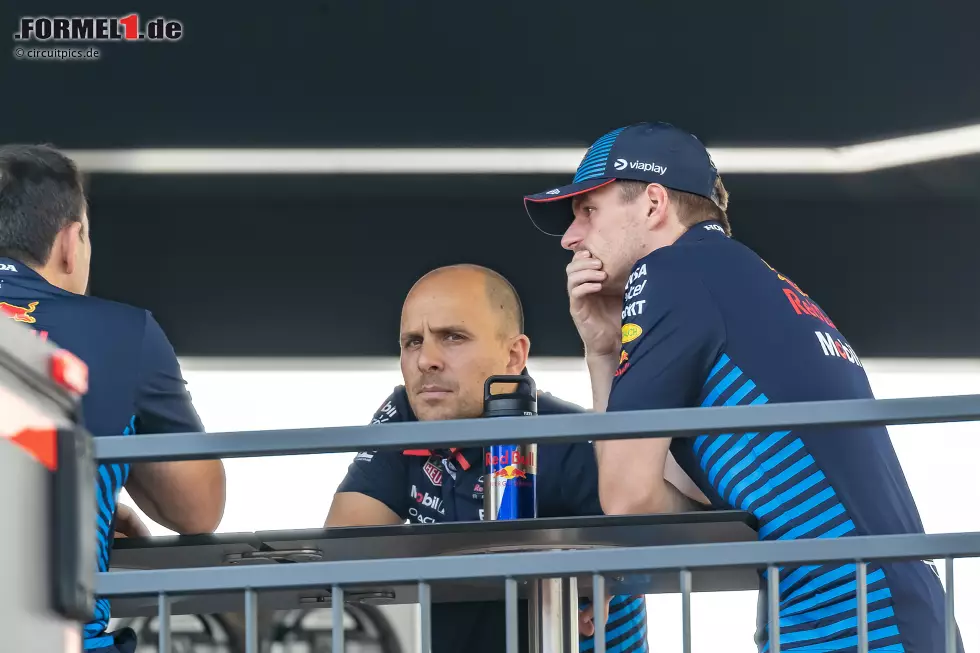 Hungaroring 2024: Max Verstappen fühlt sich strategisch im Stich gelassen und schimpft am Funk wie ein Rohrspatz. Das kriegt sein Renningenieur Gianpiero Lambiase ab. Verstappen: "Hört auf mit der Scheiße. Ihr habt mich mit der Strategie in die Scheiße geritten. Ich versuche zu retten, was zu retten ist." Es folgt eine Aussprache. Foto zur News: Hungaroring 2024: Max Verstappen fühlt sich strategisch im Stich gelassen und schimpft am Funk wie ein Rohrspatz. Das kriegt sein Renningenieur Gianpiero Lambiase ab. Verstappen: "Hört auf mit der Scheiße. Ihr habt mich mit der Strategie in die Scheiße geritten. Ich versuche zu retten, was zu retten ist." Es folgt eine Aussprache.