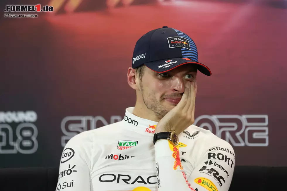 Singapur 2024: Max Verstappen verwendet in der FIA-Pressekonferenz das F-Wort und wird mit gemeinnütziger Arbeit bestraft. Anschließend boykottiert er sämtliche FIA-PK-Fragen und antwortet überaus spärlich: "Sonst werde ich wieder bestraft!" Nur außerhalb der FIA-PK gibt Verstappen noch ausführliche Antworten. Foto zur News: Singapur 2024: Max Verstappen verwendet in der FIA-Pressekonferenz das F-Wort und wird mit gemeinnütziger Arbeit bestraft. Anschließend boykottiert er sämtliche FIA-PK-Fragen und antwortet überaus spärlich: "Sonst werde ich wieder bestraft!" Nur außerhalb der FIA-PK gibt Verstappen noch ausführliche Antworten.