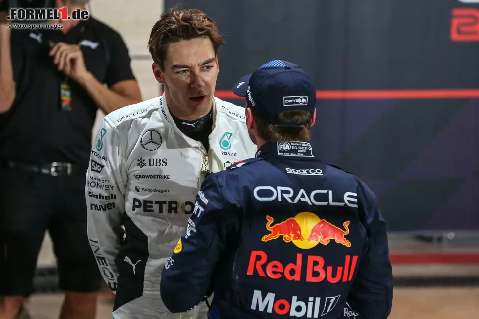Lusail 2024: Max Verstappen fühlt sich von George Russell aufs Kreuz gelegt, weil dieser ihn vor den Sportkommissaren "in die Scheiße" geritten habe, was zu einer Startplatzstrafe für Verstappen führte. Dann "krallt" sich Verstappen Russell bei der Fahrerparade und sagt ihm die Meinung. Später meint er: "Der soll sich verpissen." Foto zur News: Lusail 2024: Max Verstappen fühlt sich von George Russell aufs Kreuz gelegt, weil dieser ihn vor den Sportkommissaren "in die Scheiße" geritten habe, was zu einer Startplatzstrafe für Verstappen führte. Dann "krallt" sich Verstappen Russell bei der Fahrerparade und sagt ihm die Meinung. Später meint er: "Der soll sich verpissen."