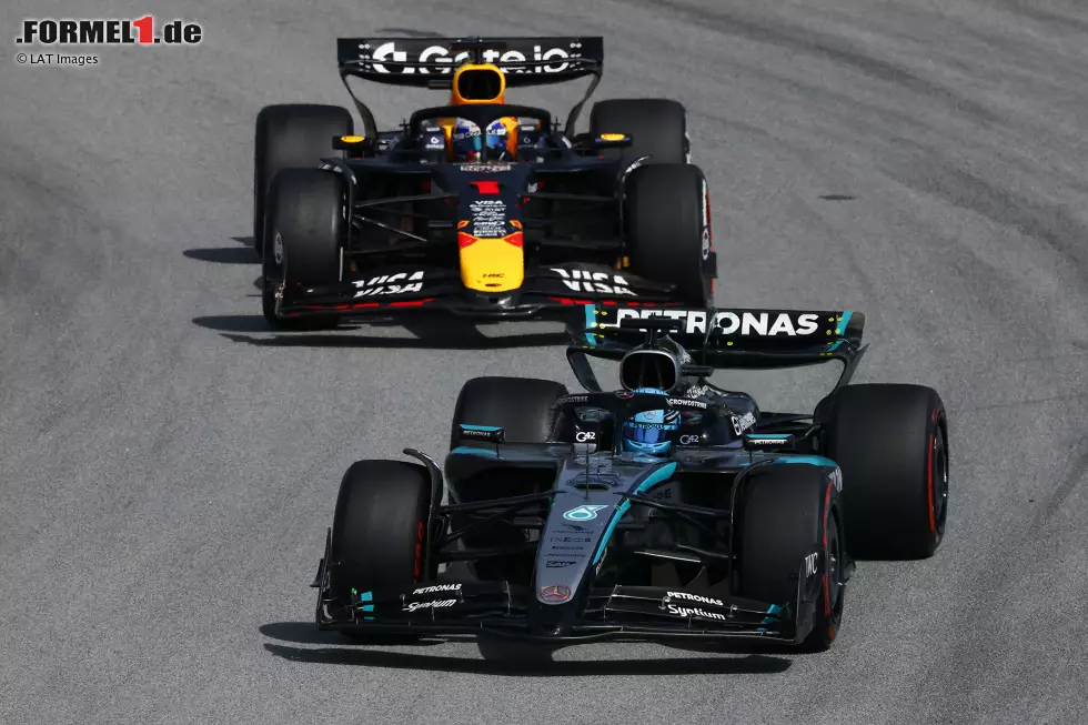 Barcelona 2025: Nach einem umstrittenen Überholmanöver soll Max Verstappen auf Teamanweisung George Russell vorbeilassen. Das tut er, beschleunigt aber sofort und kollidiert dann mit Russell. Dafür gibt es zehn Sekunden und drei Strafpunkte. Tags darauf entschuldigt sich Verstappen in den Socials, aber ohne "Entschuldigung" zu sagen. Foto zur News: Barcelona 2025: Nach einem umstrittenen Überholmanöver soll Max Verstappen auf Teamanweisung George Russell vorbeilassen. Das tut er, beschleunigt aber sofort und kollidiert dann mit Russell. Dafür gibt es zehn Sekunden und drei Strafpunkte. Tags darauf entschuldigt sich Verstappen in den Socials, aber ohne "Entschuldigung" zu sagen.