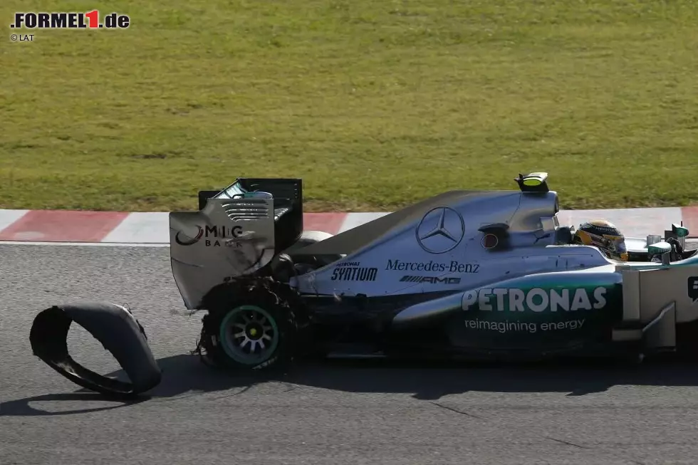 15. Japan 2013: Hamilton gerät am Start mit Red Bulls Mark Webber aneinander und fängt sich einen Reifenschaden ein. Zwar kann er sich bei einem Boxenstopp einen neuen Reifen holen, doch der Schaden am Unterboden ist zu groß, um weiterzufahren. Foto zur News: 15. Japan 2013: Hamilton gerät am Start mit Red Bulls Mark Webber aneinander und fängt sich einen Reifenschaden ein. Zwar kann er sich bei einem Boxenstopp einen neuen Reifen holen, doch der Schaden am Unterboden ist zu groß, um weiterzufahren.