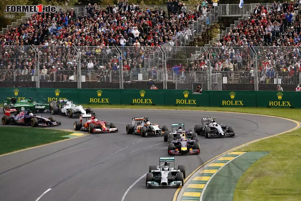 14. Australien 2014: Mercedes ist zu Beginn der Hybridära die dominante Kraft. Das einzige, was die Silberpfeile stoppen kann, ist die Technik - wie beim allerersten Rennen. Hamiltons Motor verliert schon am Start einen Zylinder, sodass er von Pole schon in Kurve 1 auf drei fällt. Mercedes sieht nach zwei Runden ein: Das wird nichts! Foto zur News: 14. Australien 2014: Mercedes ist zu Beginn der Hybridära die dominante Kraft. Das einzige, was die Silberpfeile stoppen kann, ist die Technik - wie beim allerersten Rennen. Hamiltons Motor verliert schon am Start einen Zylinder, sodass er von Pole schon in Kurve 1 auf drei fällt. Mercedes sieht nach zwei Runden ein: Das wird nichts!