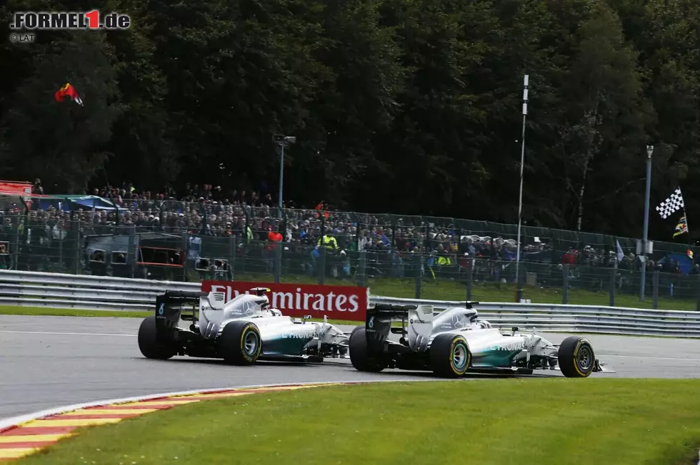 12. Belgien 2014: Toto Wolff ist mächtig sauer. Seine beiden Piloten kollidieren in Les Combes, Hamilton fängt sich einen Reifenschaden ein, Rosberg einen Schaden am Frontflügel. Der Deutsche wird nach einem Flügelwechsel noch Zweiter, Hamilton gibt hingegen mit Kollisionsschäden auf. Foto zur News: 12. Belgien 2014: Toto Wolff ist mächtig sauer. Seine beiden Piloten kollidieren in Les Combes, Hamilton fängt sich einen Reifenschaden ein, Rosberg einen Schaden am Frontflügel. Der Deutsche wird nach einem Flügelwechsel noch Zweiter, Hamilton gibt hingegen mit Kollisionsschäden auf.