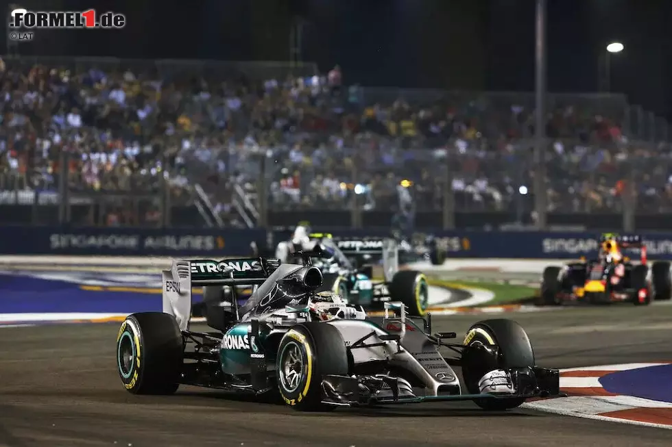 Foto zur News: 11. Singapur 2015: 32 Runden weit kommt Hamilton, dann ist Schluss. Wenige Runden zuvor meldet der Brite Leistungsprobleme, die ihn immer weiter zurückfallen lassen. Die verhindern schließlich eine Weiterfahrt des WM-Leaders, der durch Rosbergs vierten Platz aber nicht allzu viel in der WM verliert.