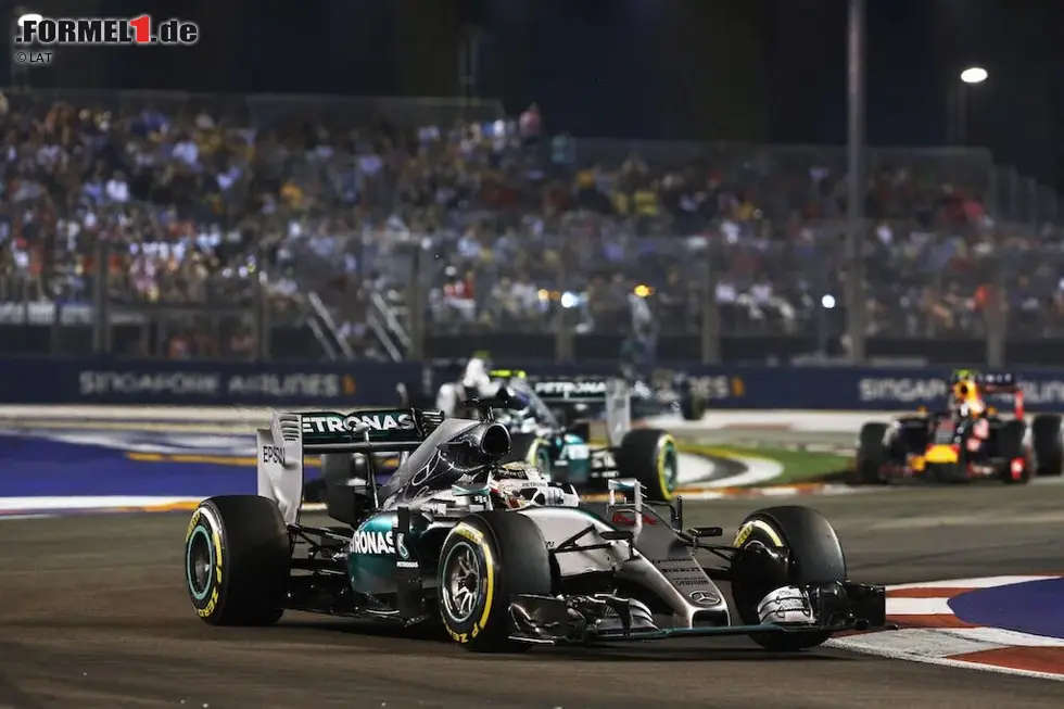 Foto zur News: 12. Singapur 2015: 32 Runden weit kommt Hamilton, dann ist Schluss. Wenige Runden zuvor meldet der Brite Leistungsprobleme, die ihn immer weiter zurückfallen lassen. Die verhindern schließlich eine Weiterfahrt des WM-Leaders, der durch Rosbergs vierten Platz aber nicht allzu viel in der WM verliert.