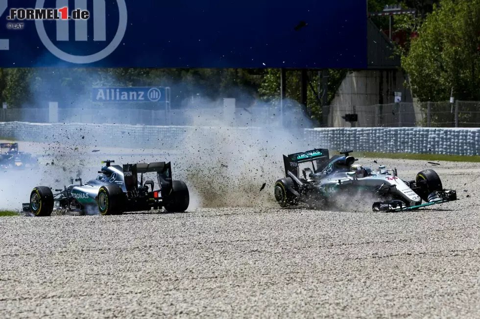 10. Spanien 2016: Nico Rosberg gewinnt sieben Rennen in Folge, doch die Strähne reißt in Barcelona. Der Deutsche drängt Hamilton am Start auf das Gras, der verliert die Kontrolle über seinen Mercedes und rauscht in Kurve 4 in seinen Teamkollegen. Profiteur ist Max Verstappen, der sein erstes Rennen im Red Bull gleich gewinnt. Foto zur News: 10. Spanien 2016: Nico Rosberg gewinnt sieben Rennen in Folge, doch die Strähne reißt in Barcelona. Der Deutsche drängt Hamilton am Start auf das Gras, der verliert die Kontrolle über seinen Mercedes und rauscht in Kurve 4 in seinen Teamkollegen. Profiteur ist Max Verstappen, der sein erstes Rennen im Red Bull gleich gewinnt.