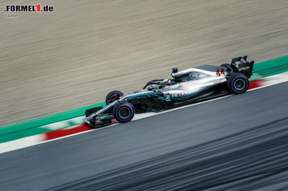 8. Österreich 2018: Doppelnull für Mercedes trotz Start aus der ersten Reihe. Nachdem Valtteri Bottas mit einem Hydrauiikdefekt ausrollt, ist nach 62 Runden auch das Rennen von Hamilton beendet. Der Brite muss seinen Boliden mit fehlendem Benzindruck abstellen. Foto zur News: 8. Österreich 2018: Doppelnull für Mercedes trotz Start aus der ersten Reihe. Nachdem Valtteri Bottas mit einem Hydrauiikdefekt ausrollt, ist nach 62 Runden auch das Rennen von Hamilton beendet. Der Brite muss seinen Boliden mit fehlendem Benzindruck abstellen.