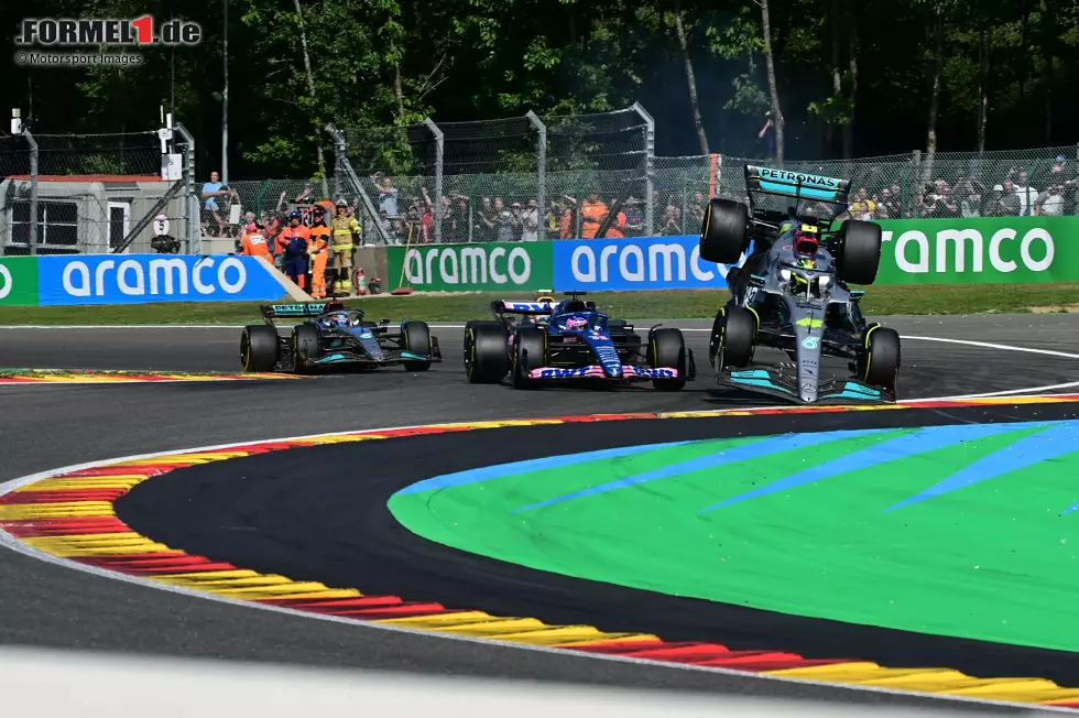 6. Belgien 2022: Wieder ist es eine frühe Kollision, die Hamilton aus dem Rennen reißt. Am Ende der Kemmel-Geraden will er Fernando Alonso im Kampf um Rang zwei überholen, doch er kollidiert mit dem Alpine und hebt ab. Weil sein Bolide anschließend Wasserdruck verliert, muss er seinen W13 einige Kurven später am Streckenrand abstellen. Foto zur News: 6. Belgien 2022: Wieder ist es eine frühe Kollision, die Hamilton aus dem Rennen reißt. Am Ende der Kemmel-Geraden will er Fernando Alonso im Kampf um Rang zwei überholen, doch er kollidiert mit dem Alpine und hebt ab. Weil sein Bolide anschließend Wasserdruck verliert, muss er seinen W13 einige Kurven später am Streckenrand abstellen.