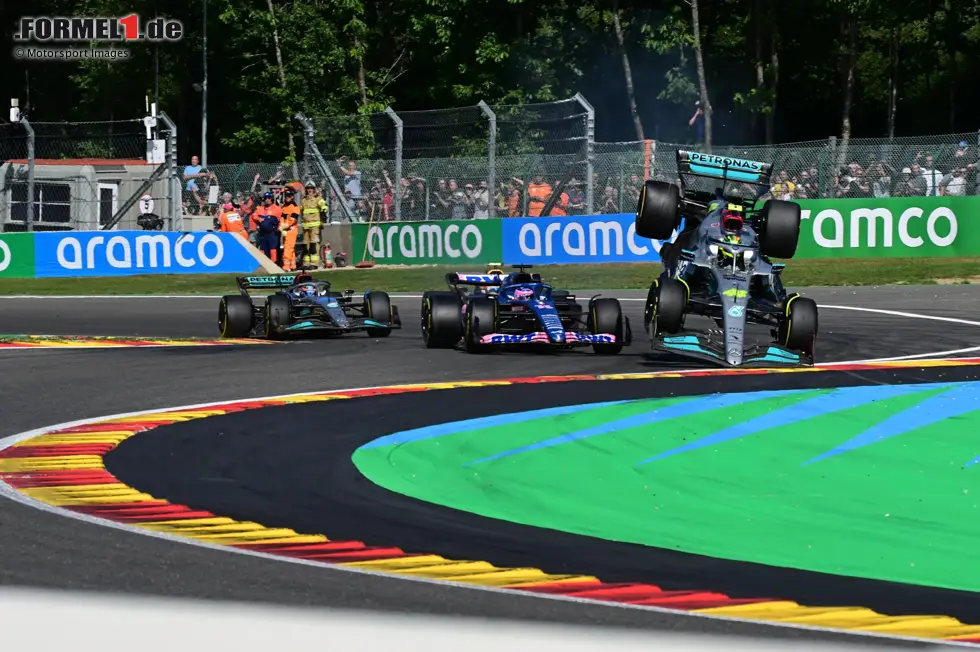 Foto zur News: 7. Belgien 2022: Wieder ist es eine frühe Kollision, die Hamilton aus dem Rennen reißt. Am Ende der Kemmel-Geraden will er Fernando Alonso im Kampf um Rang zwei überholen, doch er kollidiert mit dem Alpine und hebt ab. Weil sein Bolide anschließend Wasserdruck verliert, muss er seinen W13 einige Kurven später am Streckenrand abstellen.