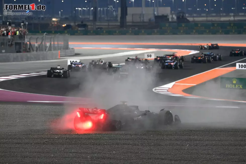4. Katar 2023: Albtraum für Mercedes - Hamilton kollidiert am Start ausgerechnet mit Teamkollege George Russell. Der Routinier will außen in Kurve 1 vorbei, schneidet Russell jedoch den Weg ab, sodass es zur Berührung kommt. Beide Silberpfeile drehen sich, und während Russell weiterfährt, endet Hamiltons Tag im Kies. Foto zur News: 4. Katar 2023: Albtraum für Mercedes - Hamilton kollidiert am Start ausgerechnet mit Teamkollege George Russell. Der Routinier will außen in Kurve 1 vorbei, schneidet Russell jedoch den Weg ab, sodass es zur Berührung kommt. Beide Silberpfeile drehen sich, und während Russell weiterfährt, endet Hamiltons Tag im Kies.