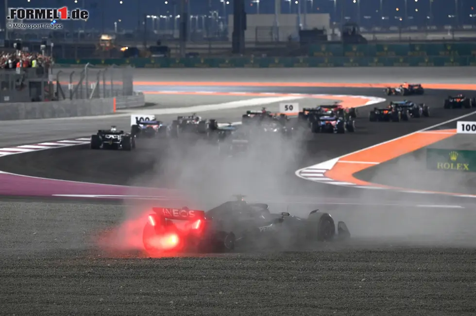 Foto zur News: 5. Katar 2023: Albtraum für Mercedes - Hamilton kollidiert am Start ausgerechnet mit Teamkollege George Russell. Der Routinier will außen in Kurve 1 vorbei, schneidet Russell jedoch den Weg ab, sodass es zur Berührung kommt. Beide Silberpfeile drehen sich, und während Russell weiterfährt, endet Hamiltons Tag im Kies.