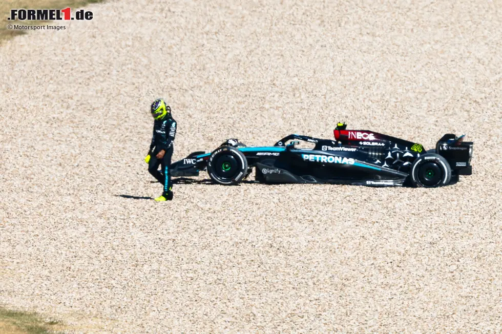 Foto zur News: 3. USA 2024: Auch in Austin läuft es an allen Tagen unrund. Im Qualifying scheidet er als 19. bereits in Q1 aus  und muss weit hinten starten, doch zur Aufholjagd kommt es nicht: Bereits in Runde zwei fliegt der Mercedes-Pilot in Kurve 19 ab und bleibt im Kiesbett stecken.