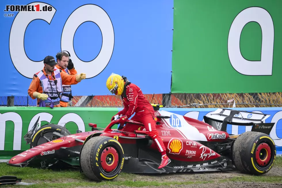 1. Niederlande 2025: Zandvoort ist nicht sein Wochenende. Nach zwei Drehern im Training erwischt es Hamilton im Rennen bei einsetzendem Regen in Kurve 3. Er kommt zu weit raus und kracht in die Wand. Für den Briten ist es der erste Ausfall in Ferrari-Rot. Foto zur News: 1. Niederlande 2025: Zandvoort ist nicht sein Wochenende. Nach zwei Drehern im Training erwischt es Hamilton im Rennen bei einsetzendem Regen in Kurve 3. Er kommt zu weit raus und kracht in die Wand. Für den Briten ist es der erste Ausfall in Ferrari-Rot.