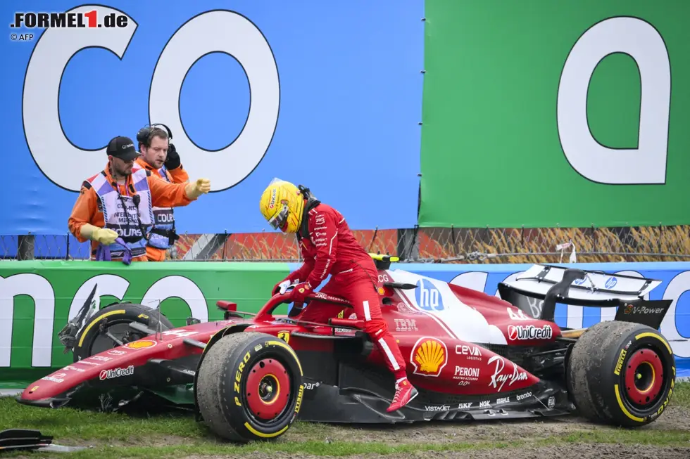 Foto zur News: 2. Niederlande 2025: Zandvoort ist nicht sein Wochenende. Nach zwei Drehern im Training erwischt es Hamilton im Rennen bei einsetzendem Regen in Kurve 3. Er kommt zu weit raus und kracht in die Wand. Für den Briten ist es der erste Ausfall in Ferrari-Rot.