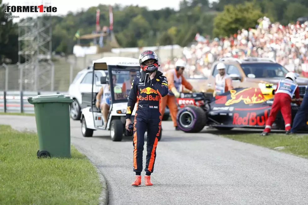 Foto zur News: 15. Ungarn 2018: Viel läuft in Budapest nicht zusammen. Verstappen qualifiziert sich nur auf Startplatz sieben und stellt sein Auto im Rennen nach nur fünf Runden ab. Ein Leistungsverlust in seinem Motor zwingt den Youngster zur Aufgabe.