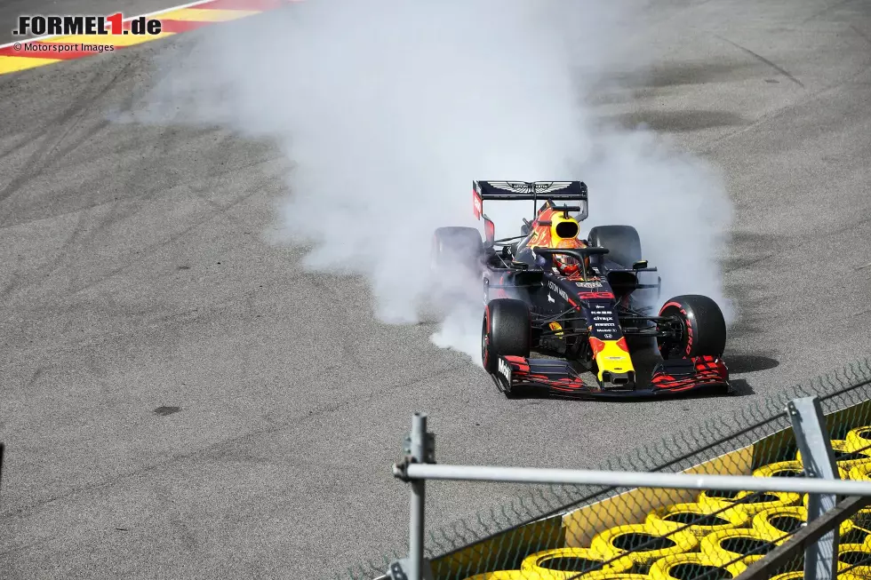 14. Belgien 2019: Viele Niederländer hatten sich auf das Quali-Heimspiel im benachbarten Spa gefreut, doch weit kommt Verstappen nicht: Nach einer Kollision mit Kimi Räikkönen in Kurve 1 rutscht er aufgrund einer beschädigten Aufhängung in Eau Rouge in die Reifenstapel. Foto zur News: 14. Belgien 2019: Viele Niederländer hatten sich auf das Quali-Heimspiel im benachbarten Spa gefreut, doch weit kommt Verstappen nicht: Nach einer Kollision mit Kimi Räikkönen in Kurve 1 rutscht er aufgrund einer beschädigten Aufhängung in Eau Rouge in die Reifenstapel.