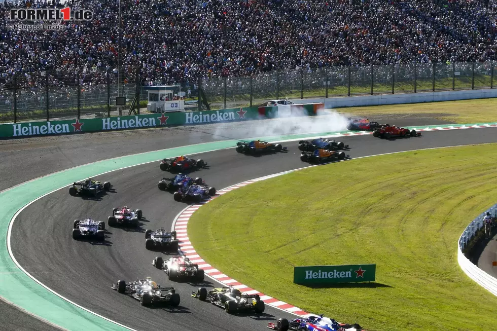 Foto zur News: 13. Japan 2019: Am Start versucht Verstappen, außen am Ferrari von Charles Leclerc vorbeizugehen, doch der Monegasse untersteuert in Verstappen hinein und schickt ihn in einen Dreher. Zwar kann der Niederländer weiterfahren, gibt wenig später aufgrund der Kollisionsschäden auf.