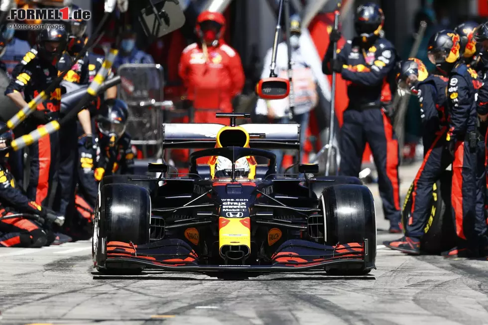 Foto zur News: 12. Österreich 2020: Den ersten von fünf Ausfällen in der kürzeren Coronasaison gibt es schon beim verspäteten Saisonauftakt in Spielberg Anfang Juli. Auch dort muss Verstappen seinen Red Bull nach elf Runden in die Box zurückbringen, weil die Elektrik nicht mehr mitmacht.