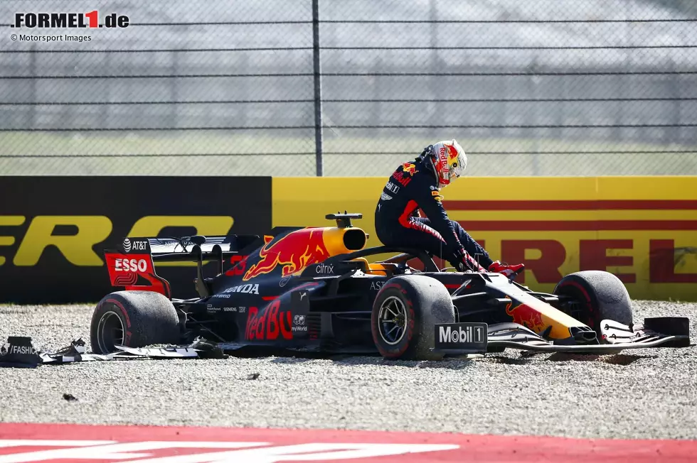 10. Toskana 2020: Denn auch in Mugello ist sein Rennen vorzeitig beendet, und zwar schon in Runde 1. Der Red-Bull-Pilot wird von Kimi Räikkönens Alfa Romeo getroffen, der sich mit Pierre Gasly verhakt hatte. Aus dem Kiesbett kommt er dann nicht mehr raus. Foto zur News: 10. Toskana 2020: Denn auch in Mugello ist sein Rennen vorzeitig beendet, und zwar schon in Runde 1. Der Red-Bull-Pilot wird von Kimi Räikkönens Alfa Romeo getroffen, der sich mit Pierre Gasly verhakt hatte. Aus dem Kiesbett kommt er dann nicht mehr raus.