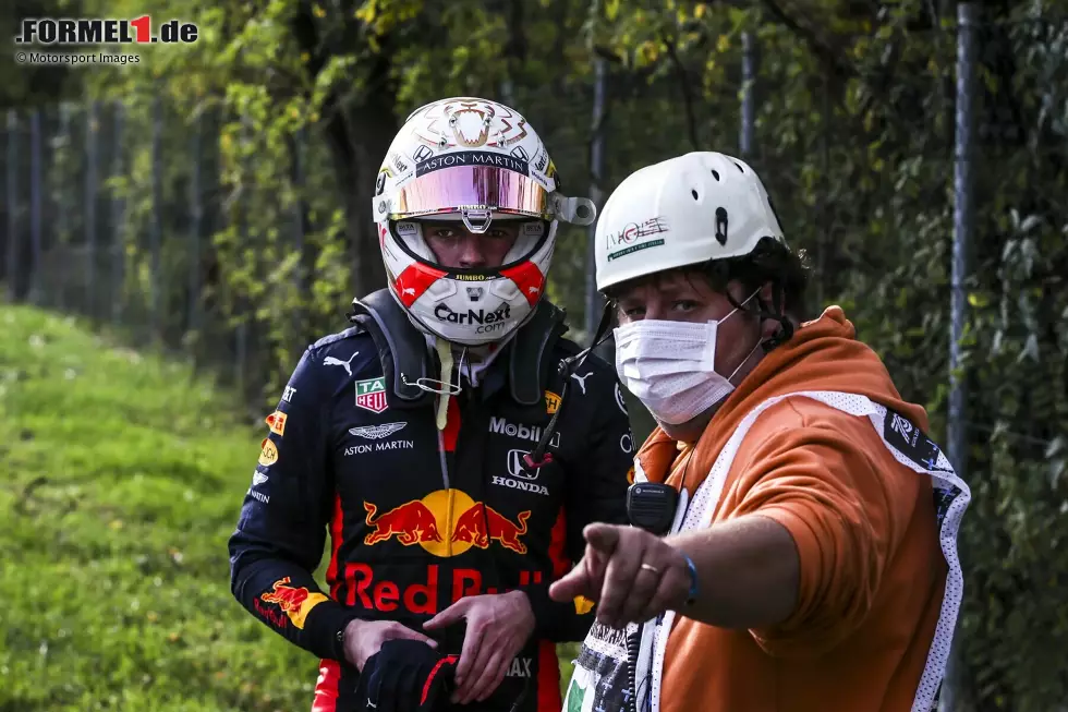 9. Emilia-Romagna 2020: Imola ist im Coronajahr zurück im Kalender, doch Verstappen bringt das kein Glück: Er liegt hinter Hamilton auf Rang zwei, als er sich aufgrund eines Reifenschadens in der Villeneuve-Schikane ins Kiesbett dreht und dort steckenbleibt. Es ist das dritte Aus im dritten Italien-Rennen in dem Jahr. Foto zur News: 9. Emilia-Romagna 2020: Imola ist im Coronajahr zurück im Kalender, doch Verstappen bringt das kein Glück: Er liegt hinter Hamilton auf Rang zwei, als er sich aufgrund eines Reifenschadens in der Villeneuve-Schikane ins Kiesbett dreht und dort steckenbleibt. Es ist das dritte Aus im dritten Italien-Rennen in dem Jahr.