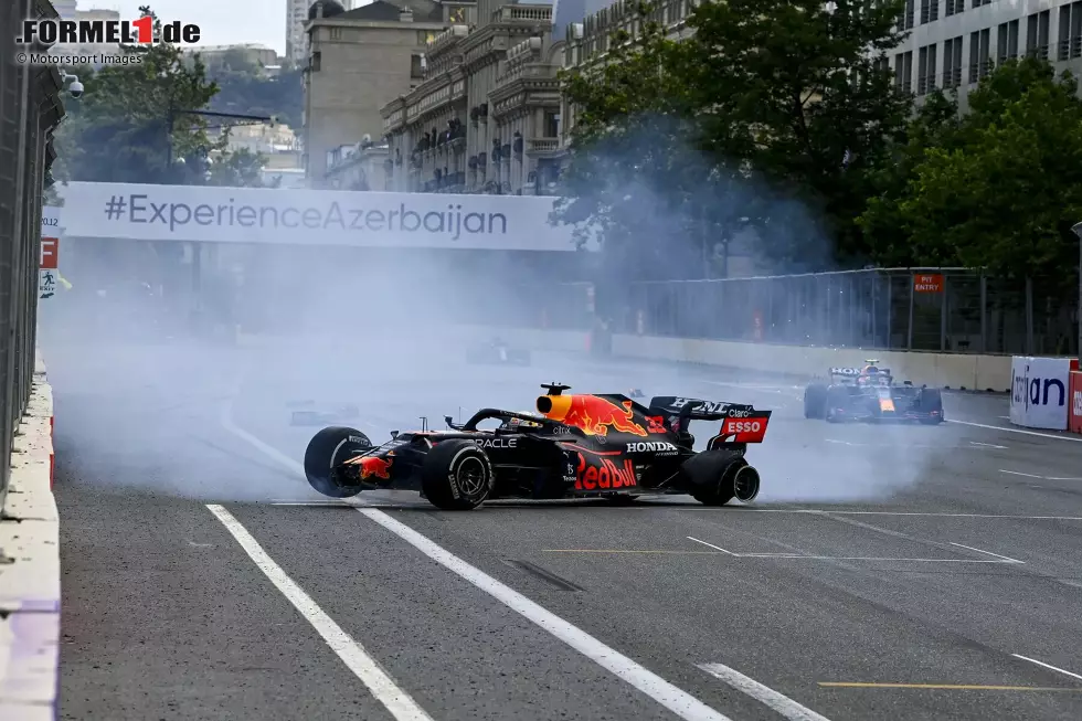 7. Aserbaidschan 2021: Ein Reifenschaden bringt Max Verstappen in Baku wenige Runden vor dem Ende um den Sieg. Auf Start-Ziel biegt der Red Bull plötzlich in die Mauer ab, Verstappen wird als 18. noch gewertet. Die FIA entscheidet sich anschließend für einen stehenden Neustart bei noch zwei zu fahrenden Runden. Foto zur News: 7. Aserbaidschan 2021: Ein Reifenschaden bringt Max Verstappen in Baku wenige Runden vor dem Ende um den Sieg. Auf Start-Ziel biegt der Red Bull plötzlich in die Mauer ab, Verstappen wird als 18. noch gewertet. Die FIA entscheidet sich anschließend für einen stehenden Neustart bei noch zwei zu fahrenden Runden.