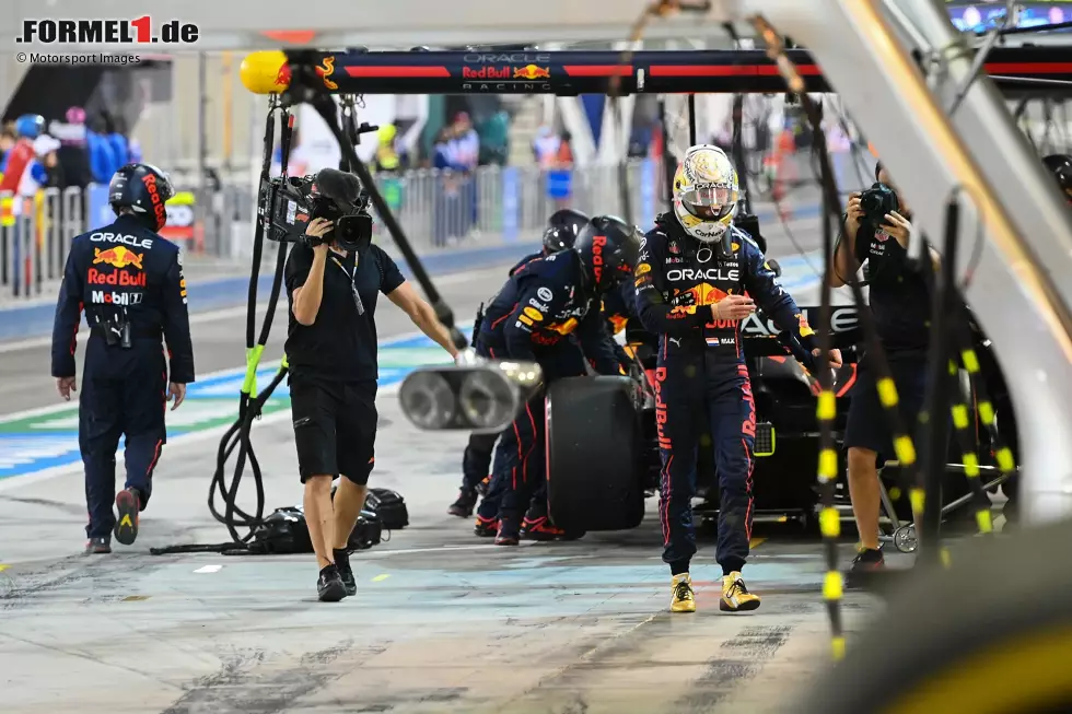 4. Bahrain 2022: Auch das erste Rennen als amtierender Weltmeister läuft unglücklich. Drei Runden vor Schluss wird Verstappen auf Rang zwei liegend mit einem Schaden im Benzinsystem plötzlich langsam, zwei Runden später ereilt Teamkollege Sergio Perez das gleiche Schicksal. Beide kommen auf 18 und 19 noch in die Wertung. Foto zur News: 4. Bahrain 2022: Auch das erste Rennen als amtierender Weltmeister läuft unglücklich. Drei Runden vor Schluss wird Verstappen auf Rang zwei liegend mit einem Schaden im Benzinsystem plötzlich langsam, zwei Runden später ereilt Teamkollege Sergio Perez das gleiche Schicksal. Beide kommen auf 18 und 19 noch in die Wertung.