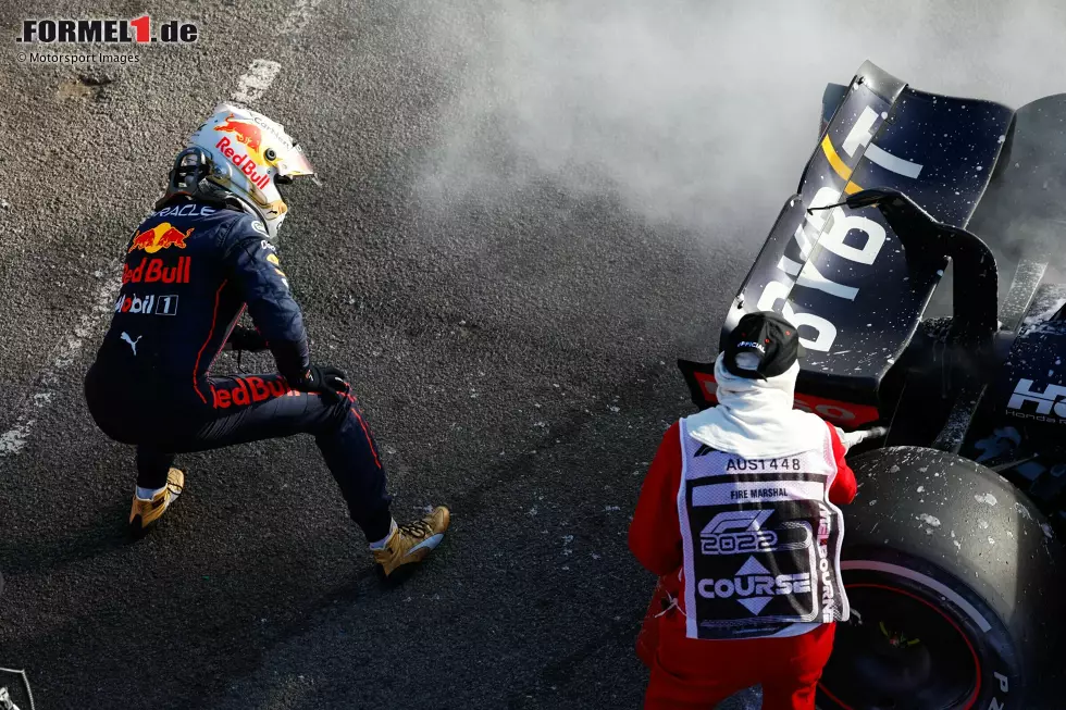 3. Australien 2022: Den letzten Ausfall davor gibt es passenderweise auch in Melbourne. In Runde 39 gerät sein Red Bull aufgrund eines Benzinlecks in Flammen, sodass er sein Auto am Streckenrand parken und erst einmal löschen muss. Es ist die zweite Nullnummer in den ersten drei Rennen der neuen Ground-Effect-Ära. Foto zur News: 3. Australien 2022: Den letzten Ausfall davor gibt es passenderweise auch in Melbourne. In Runde 39 gerät sein Red Bull aufgrund eines Benzinlecks in Flammen, sodass er sein Auto am Streckenrand parken und erst einmal löschen muss. Es ist die zweite Nullnummer in den ersten drei Rennen der neuen Ground-Effect-Ära.