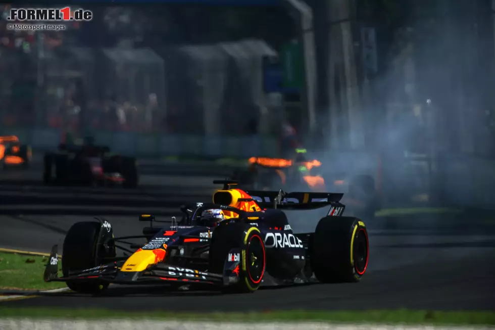 2. Australien 2024: 19 von 20 Rennen hatte Verstappen bis Melbourne gewonnen, vor dem Grand Prix stand er schon wieder bei neun Siegen in Folge, doch Nummer 10 folgt nicht, da seine Bremsen schon in den ersten Runden den Geist aufgeben und anfangen zu brennen. Verstappen stellt den RB20 zum ersten Mal seit zwei Jahren (!) vorzeitig ab. Foto zur News: 2. Australien 2024: 19 von 20 Rennen hatte Verstappen bis Melbourne gewonnen, vor dem Grand Prix stand er schon wieder bei neun Siegen in Folge, doch Nummer 10 folgt nicht, da seine Bremsen schon in den ersten Runden den Geist aufgeben und anfangen zu brennen. Verstappen stellt den RB20 zum ersten Mal seit zwei Jahren (!) vorzeitig ab.