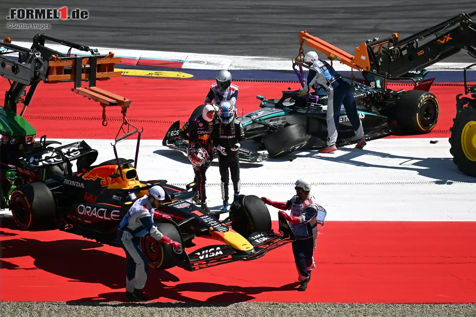 1. Österreich 2025: Das Rennen des Niederländers ist bereits nach drei Kurven vorbei. Mercedes-Pilot Andrea Kimi Antonelli verschätzt sich beim Anbremsen der Remus-Kurve komplett und räumt dabei Verstappen ab, der zum ersten Mal seit 1,5 Jahren ausscheidet. Foto zur News: 1. Österreich 2025: Das Rennen des Niederländers ist bereits nach drei Kurven vorbei. Mercedes-Pilot Andrea Kimi Antonelli verschätzt sich beim Anbremsen der Remus-Kurve komplett und räumt dabei Verstappen ab, der zum ersten Mal seit 1,5 Jahren ausscheidet.