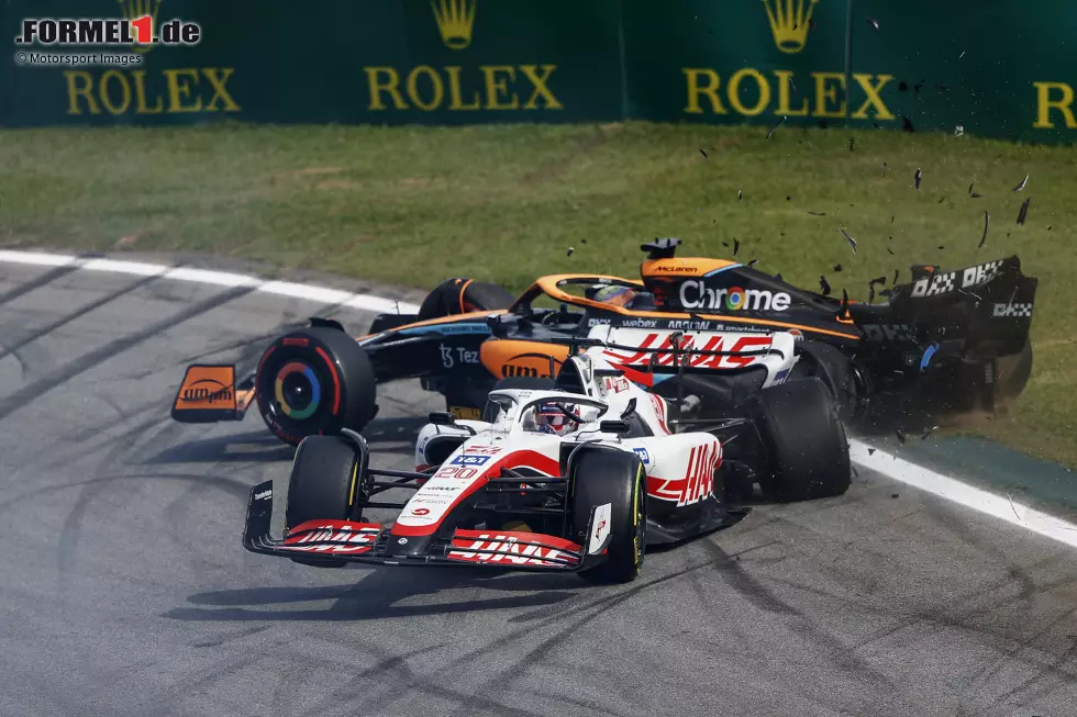 Foto zur News: 9. McLaren: Brasilien 2022 - McLarens letztes Doppelaus wirkt wie aus einer anderen Zeit. Damals ist noch Daniel Ricciardo für das Team unterwegs und wird in Runde 1 Opfer einer Kollision mit Kevin Magnussen. Teamkollege Lando Norris scheidet 50 Runden später mit Getriebeproblemen aus.