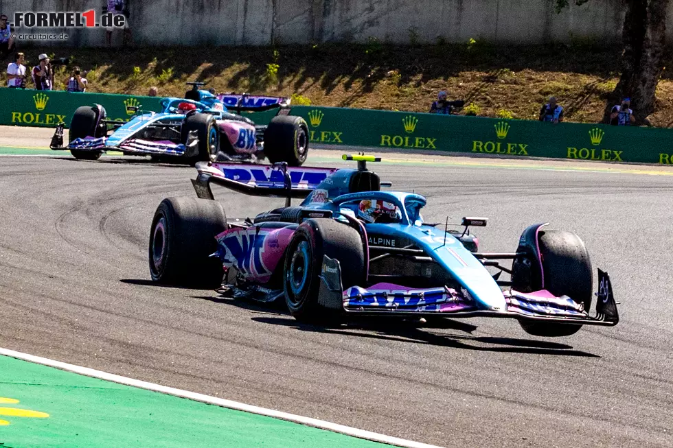 Foto zur News: 8. Alpine: Ungarn 2023 - Nicht nur einmal begegnen sich Pierre Gasly und Esteban Ocon, die sich nicht ganz grün sind, zu nah auf der Strecke. In Ungarn sind die beiden Franzosen allerdings unschuldig: Guanyu Zhou löst eine Kettenreaktion in Kurve 1 aus, die dazu führt, dass beide Alpines kollidieren und ausscheiden.